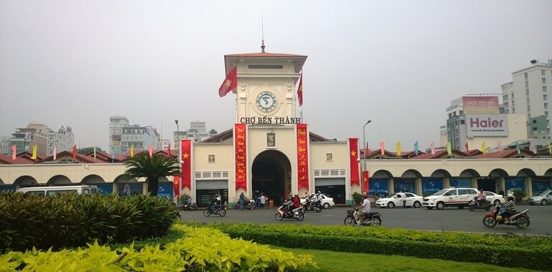 Dự án nằm ngay đối diện khu chợ Bến Thành nhộn nhịp và sôi động của thành phố Hồ Chí Minh 